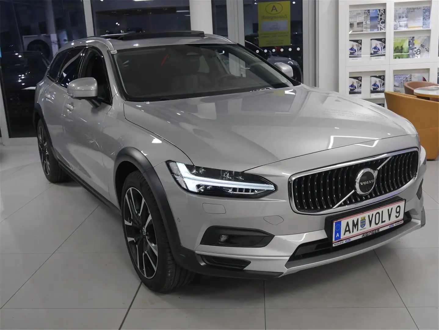 Volvo V90 Cross Country B4 AWD Geartr. Plus Bright Argent - 2