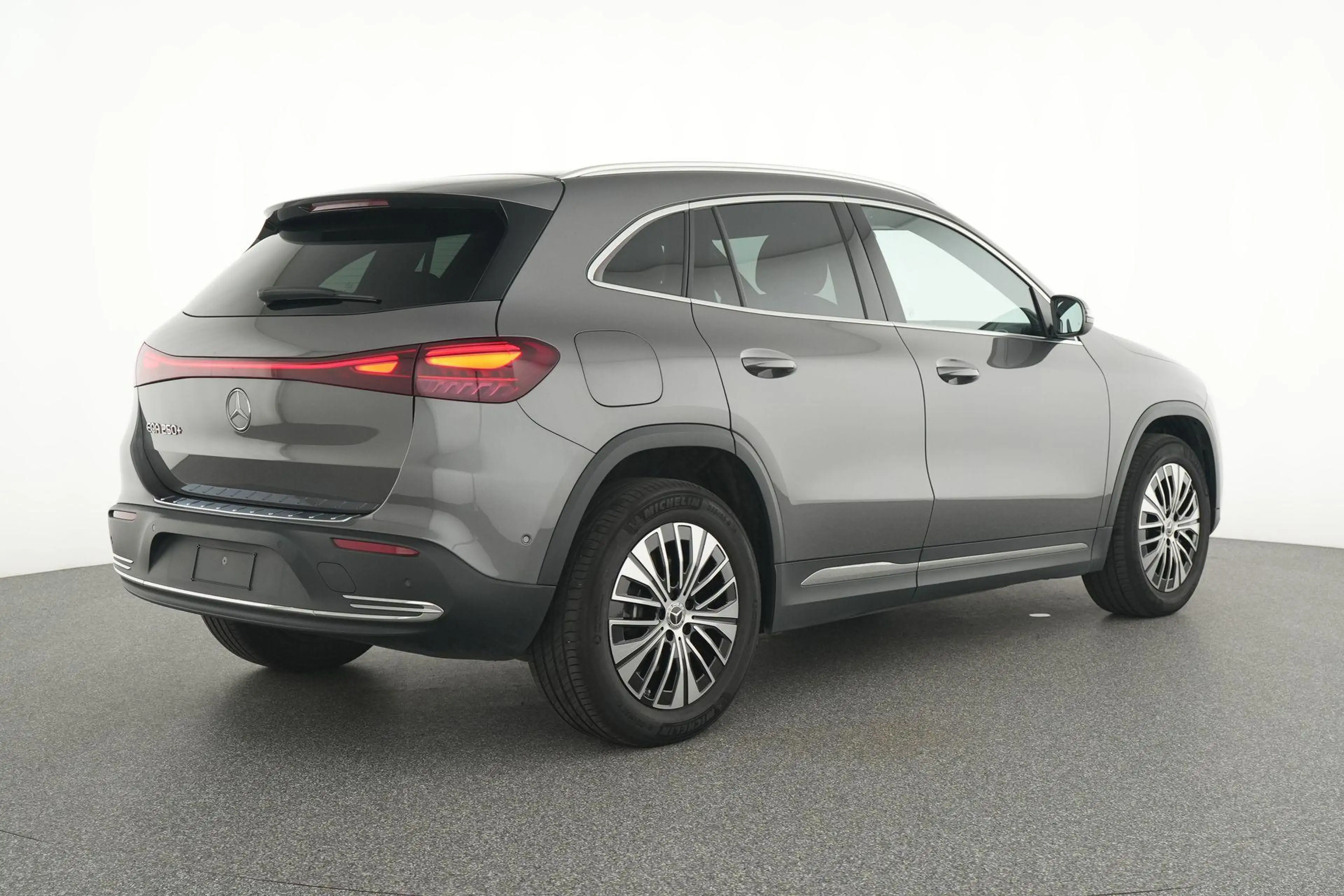 Mercedes-Benz EQA 250 250+ AMG Line — photo 4