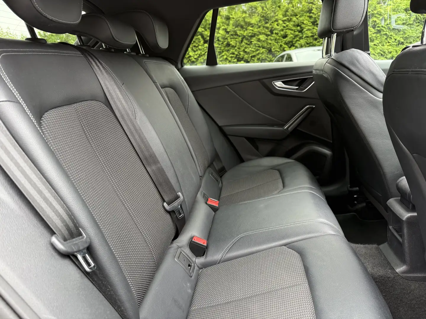 Audi Q2 35 TFSi CoD Sport S-line Aut. Pano | Trekhaak | NL Grijs - 2