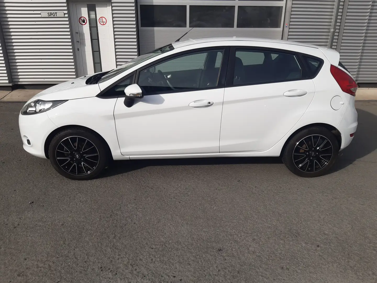 Ford Fiesta 1.25 Champions Edition Wit - 2