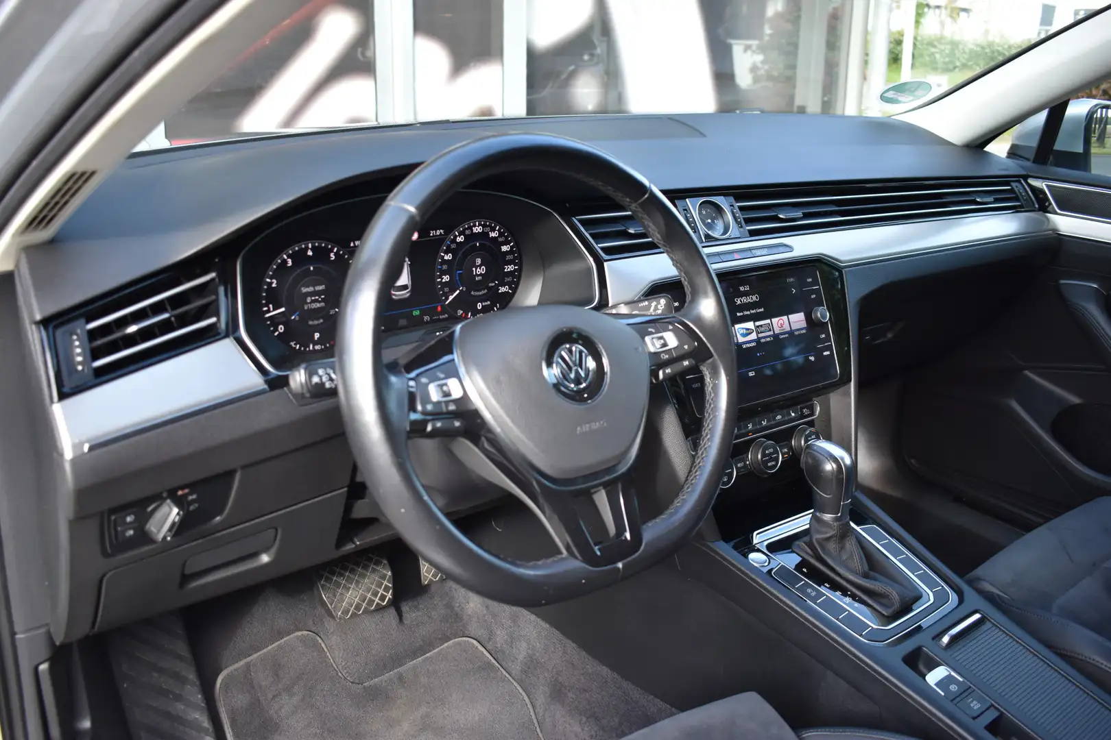 Volkswagen Passat Variant 1.4 TSI Highline Business R Automaat / Navigatie / Grijs - 2