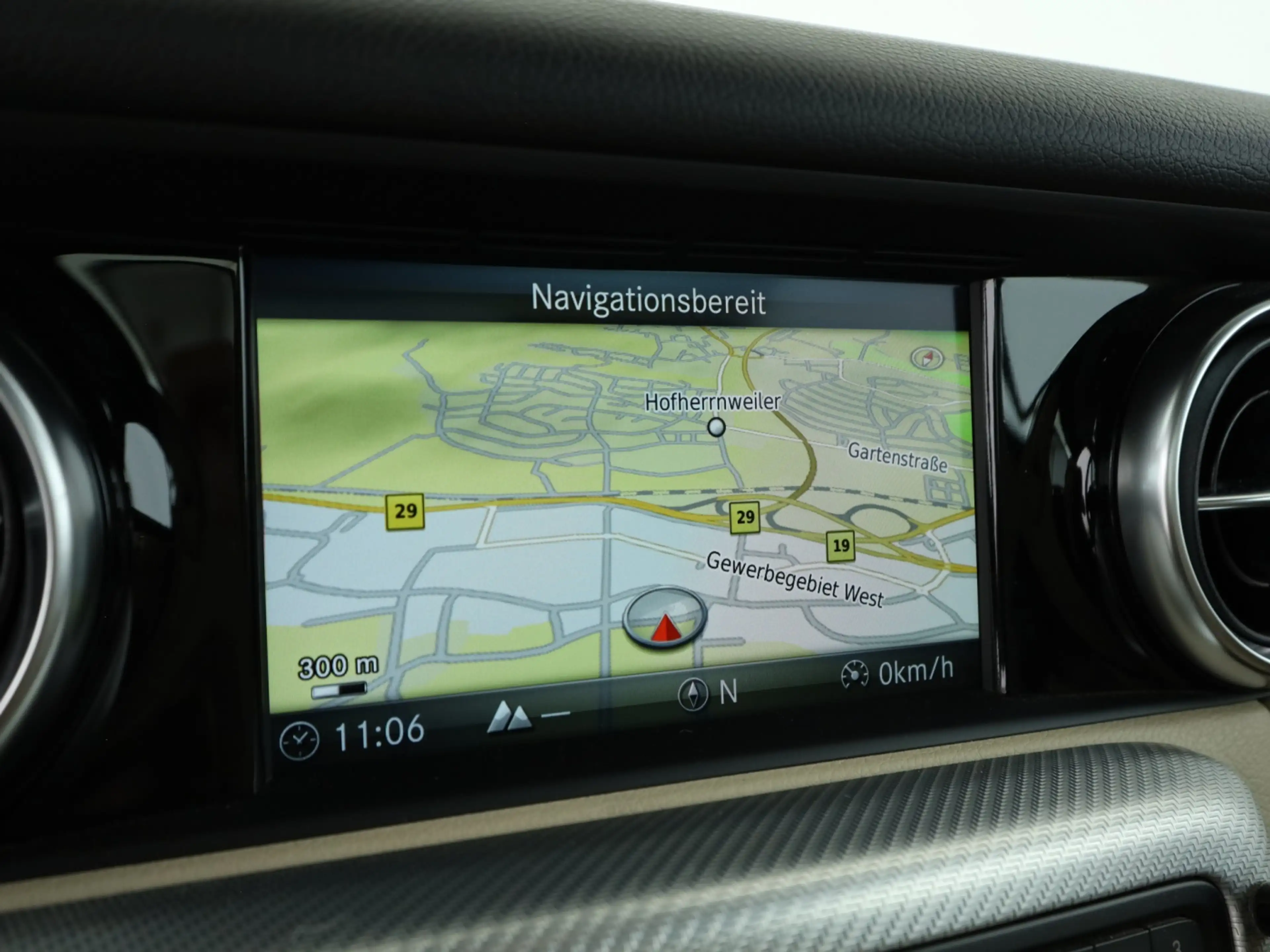 Mercedes-Benz SLC 200 **Airscarf*Panorama*LED+ILS*Navi*Leder** — photo 13