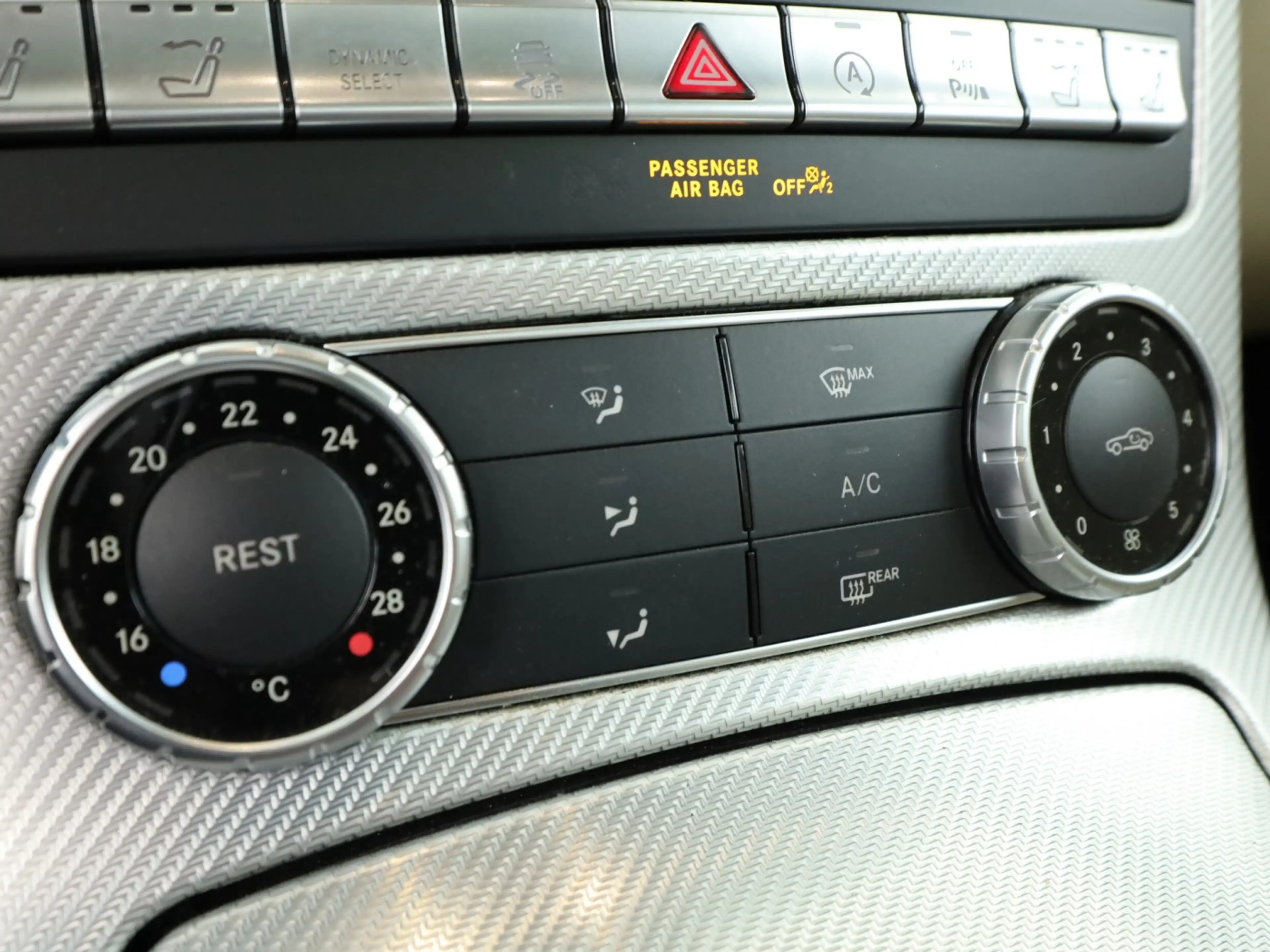 Mercedes-Benz SLC 200 **Airscarf*Panorama*LED+ILS*Navi*Leder** — photo 14