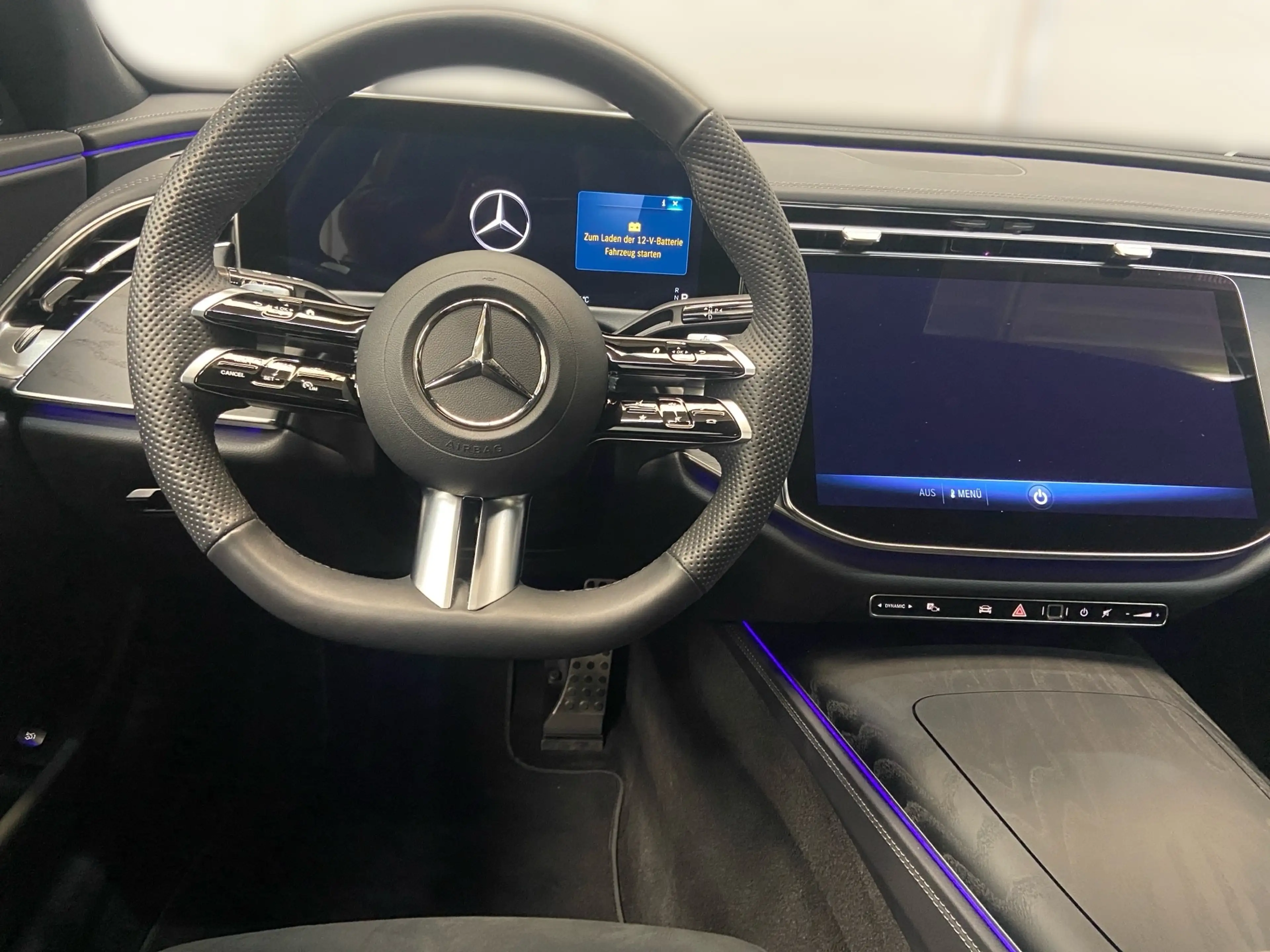 Mercedes-Benz E 220 d T AMG+Night+AHK+Kamera+LED+Navi+PDC+Pano — photo 9