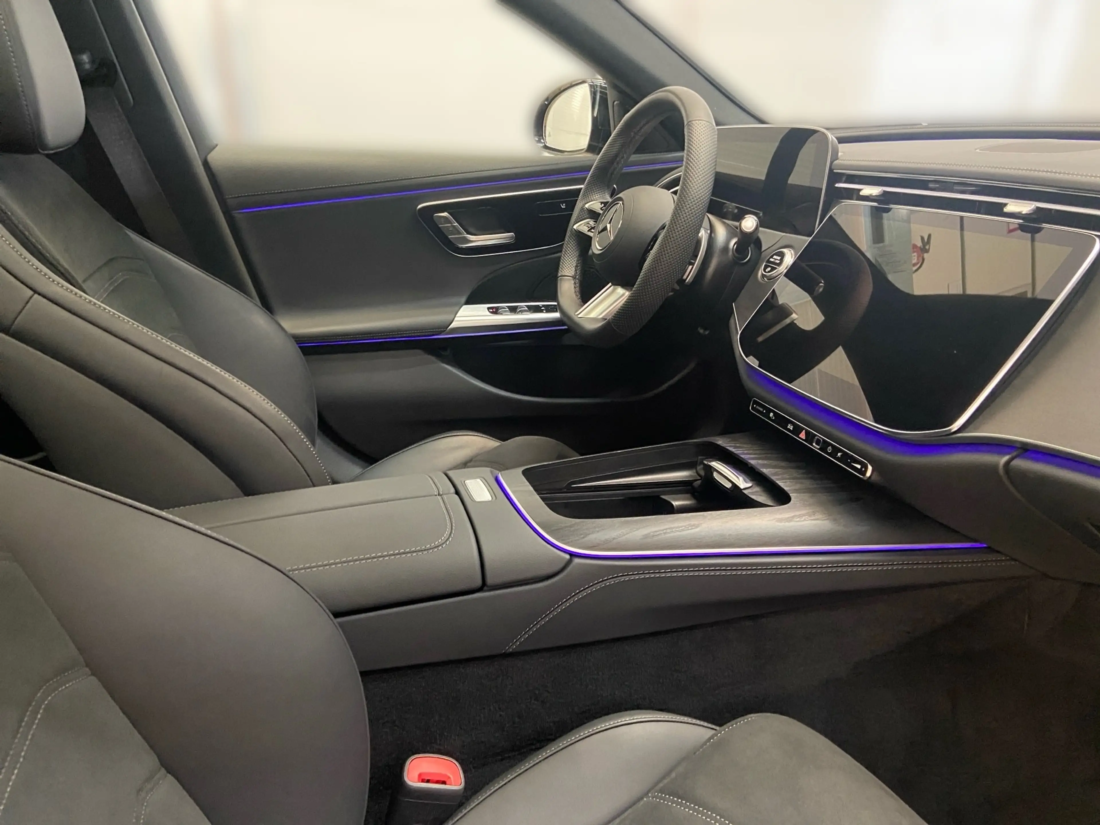 Mercedes-Benz E 220 d T AMG+Night+AHK+Kamera+LED+Navi+PDC+Pano — photo 10