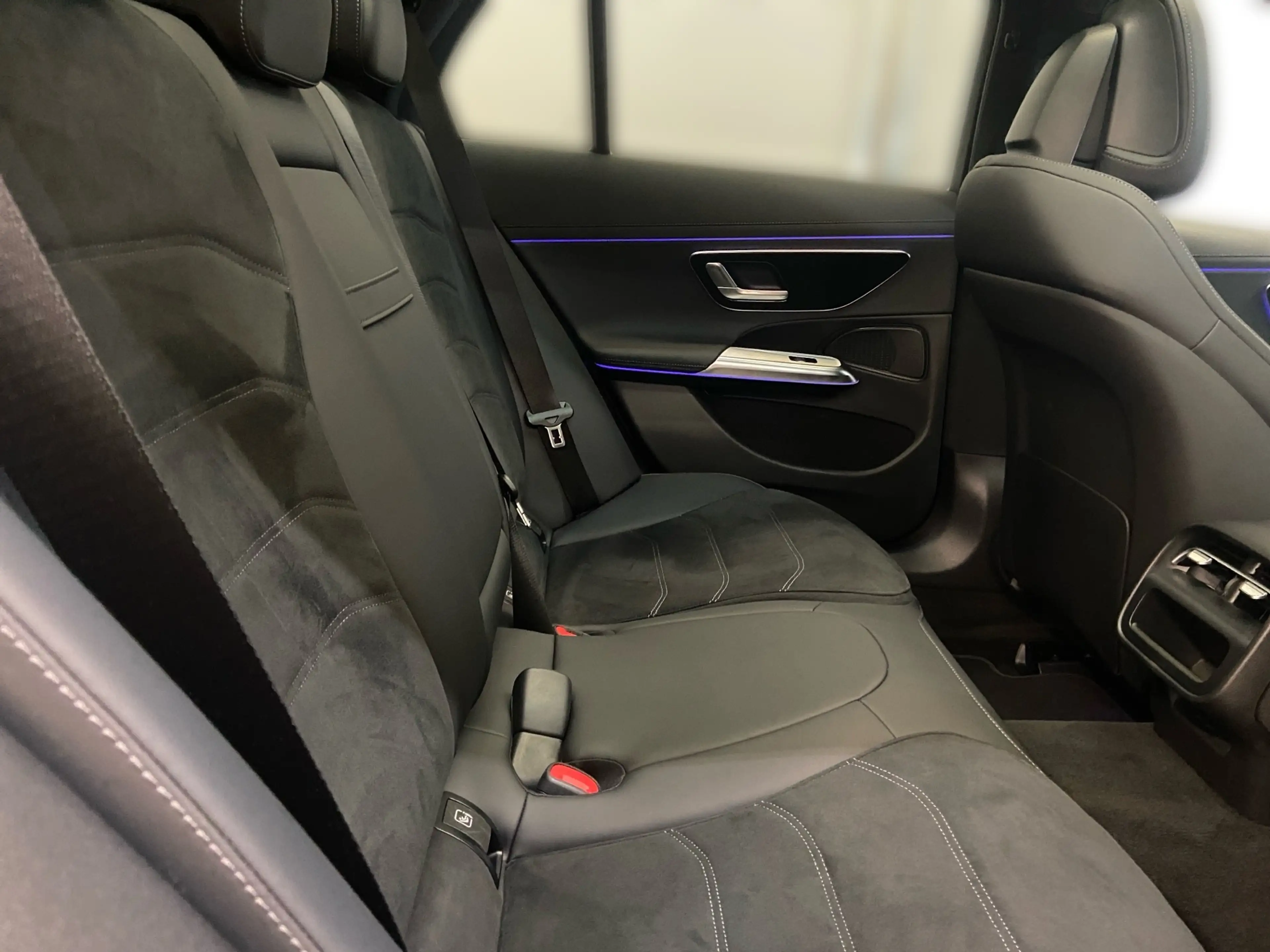 Mercedes-Benz E 220 d T AMG+Night+AHK+Kamera+LED+Navi+PDC+Pano — photo 11