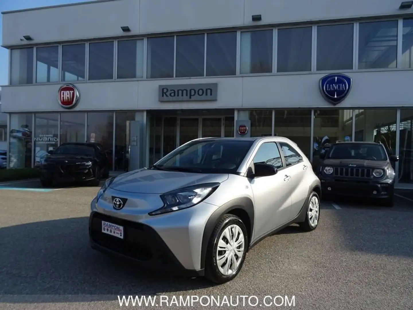 Toyota Aygo X 1.0 VVT-i 72 CV 5 porte Active Szürke - 1
