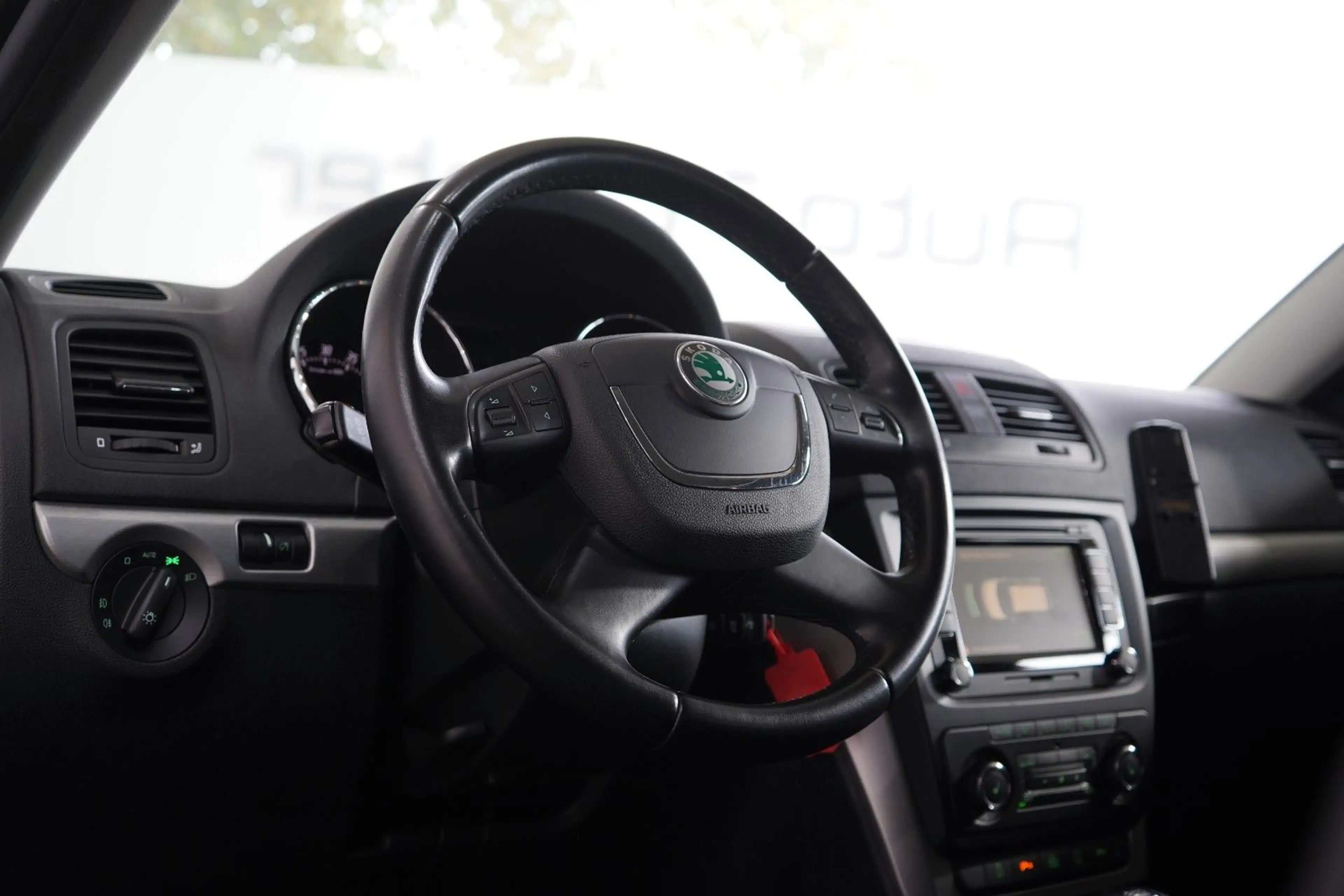 Skoda Yeti Elegance Plus Edition 4x4*AHK*PDC*SHZ*NAVI* — photo 12