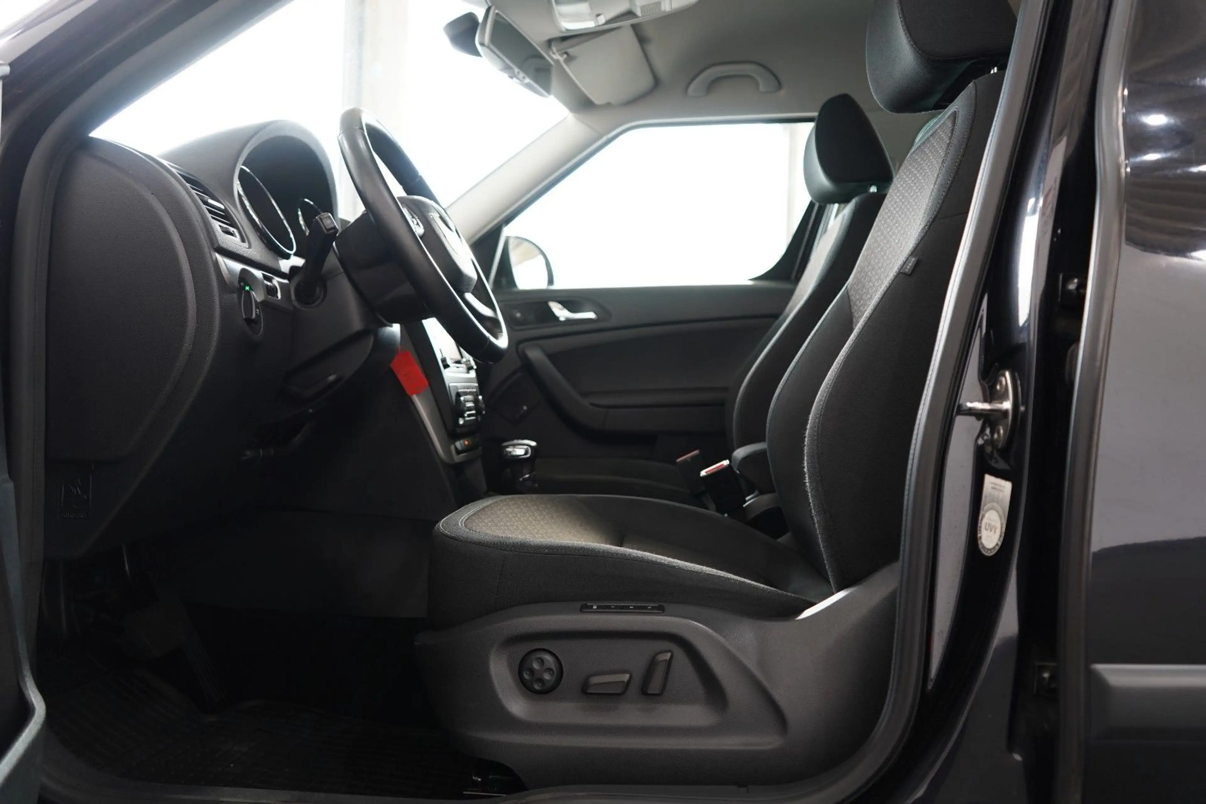 Skoda Yeti Elegance Plus Edition 4x4*AHK*PDC*SHZ*NAVI* — photo 13