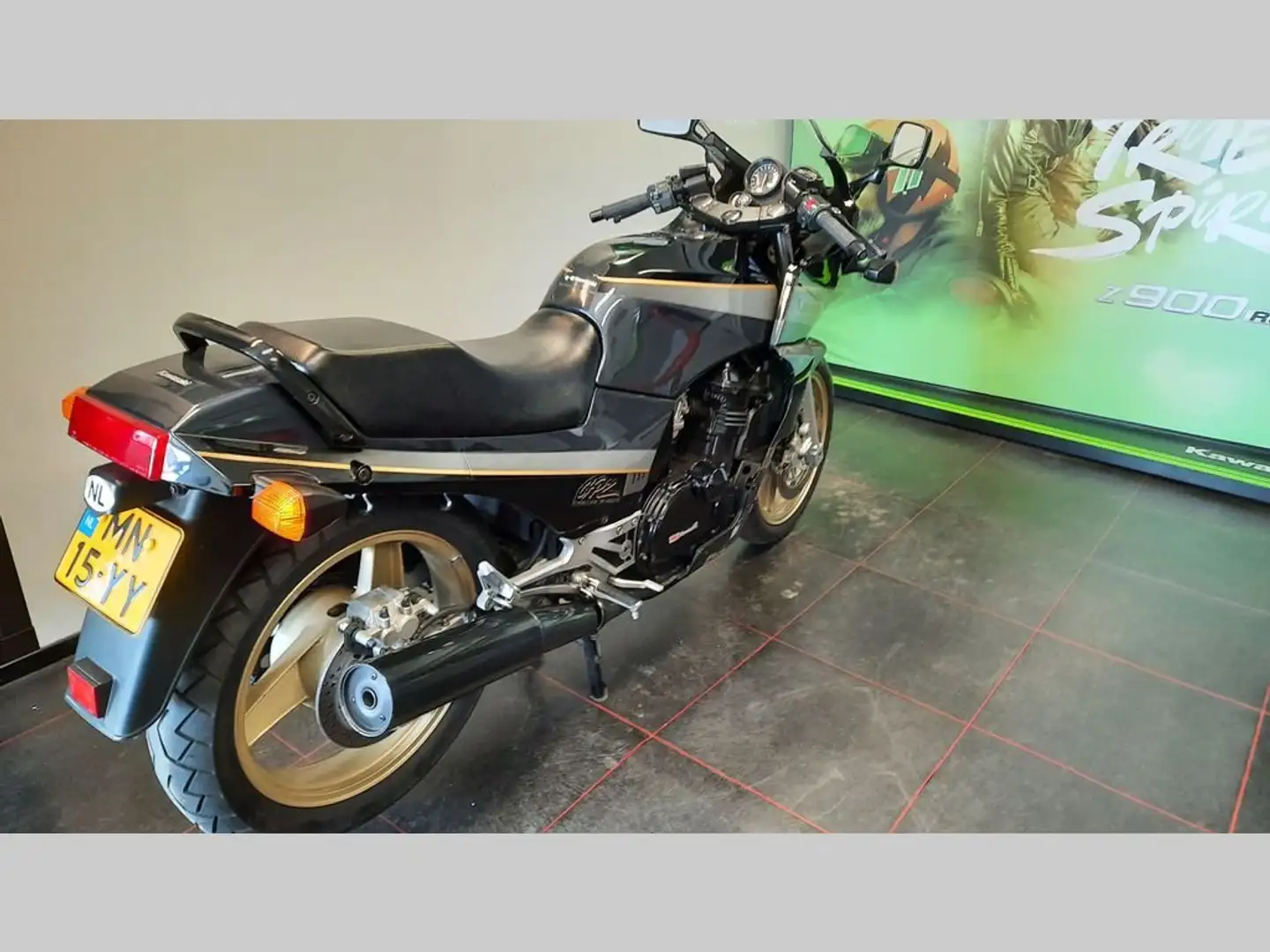 Kawasaki GPZ 900 R Negro - 2