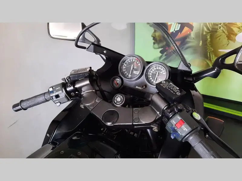 Kawasaki GPZ 900 R - foto 3