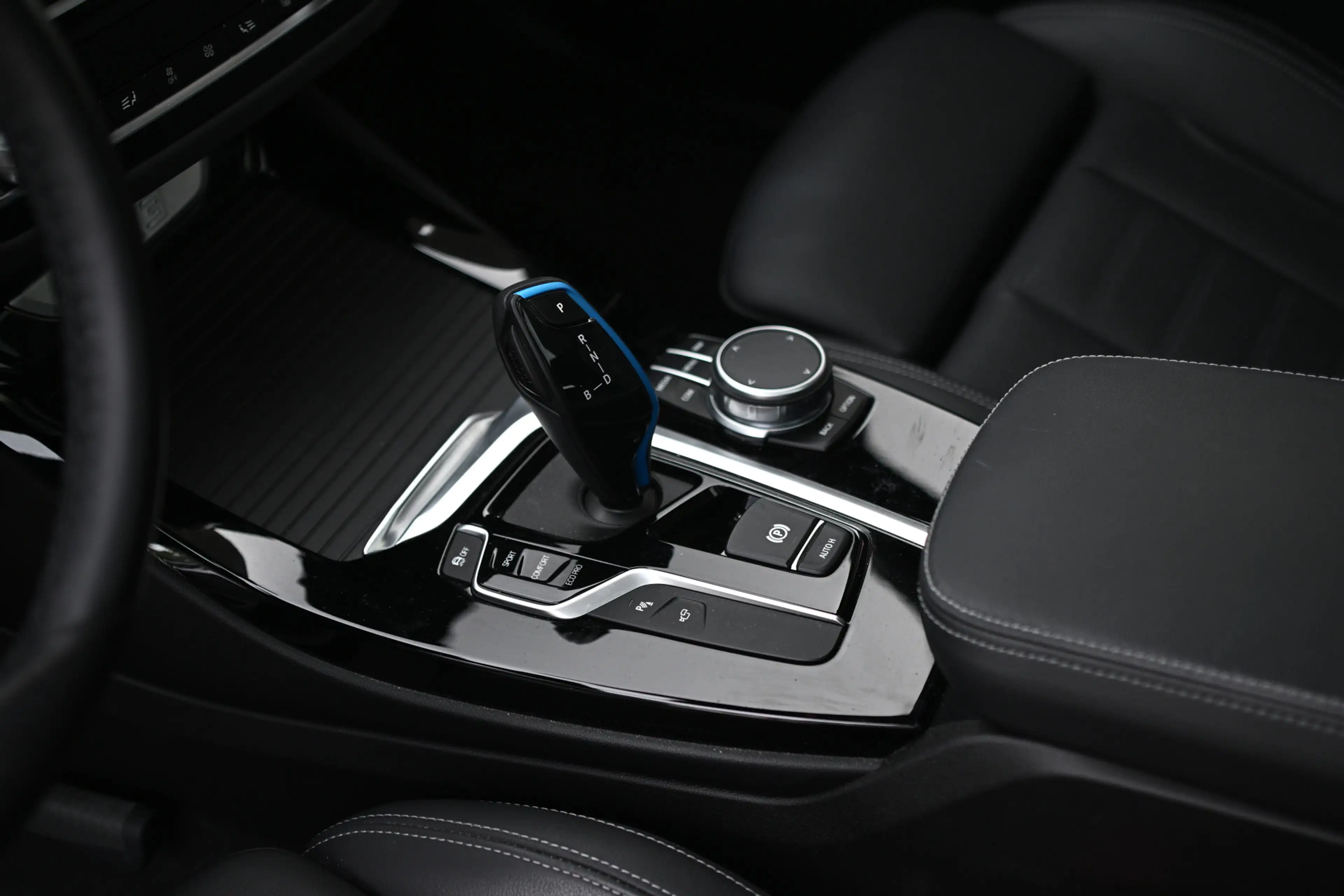 BMW iX3 High Executive / Sportstoelen / Comfort Access / H — photo 8