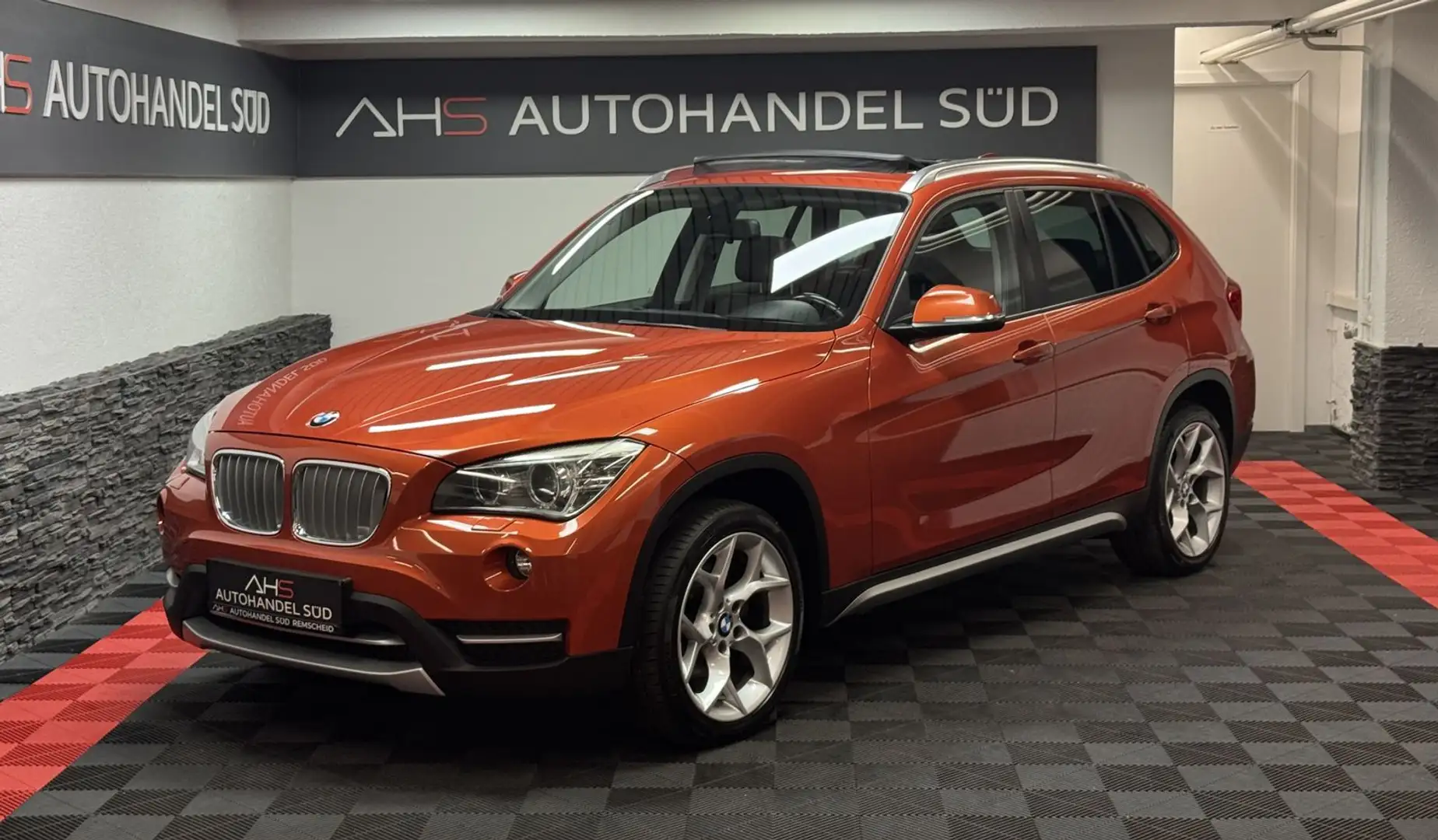 BMW X1 18 d xDrive*X-LINE*PANO*BI-XENON*NAVI* Orange - 1