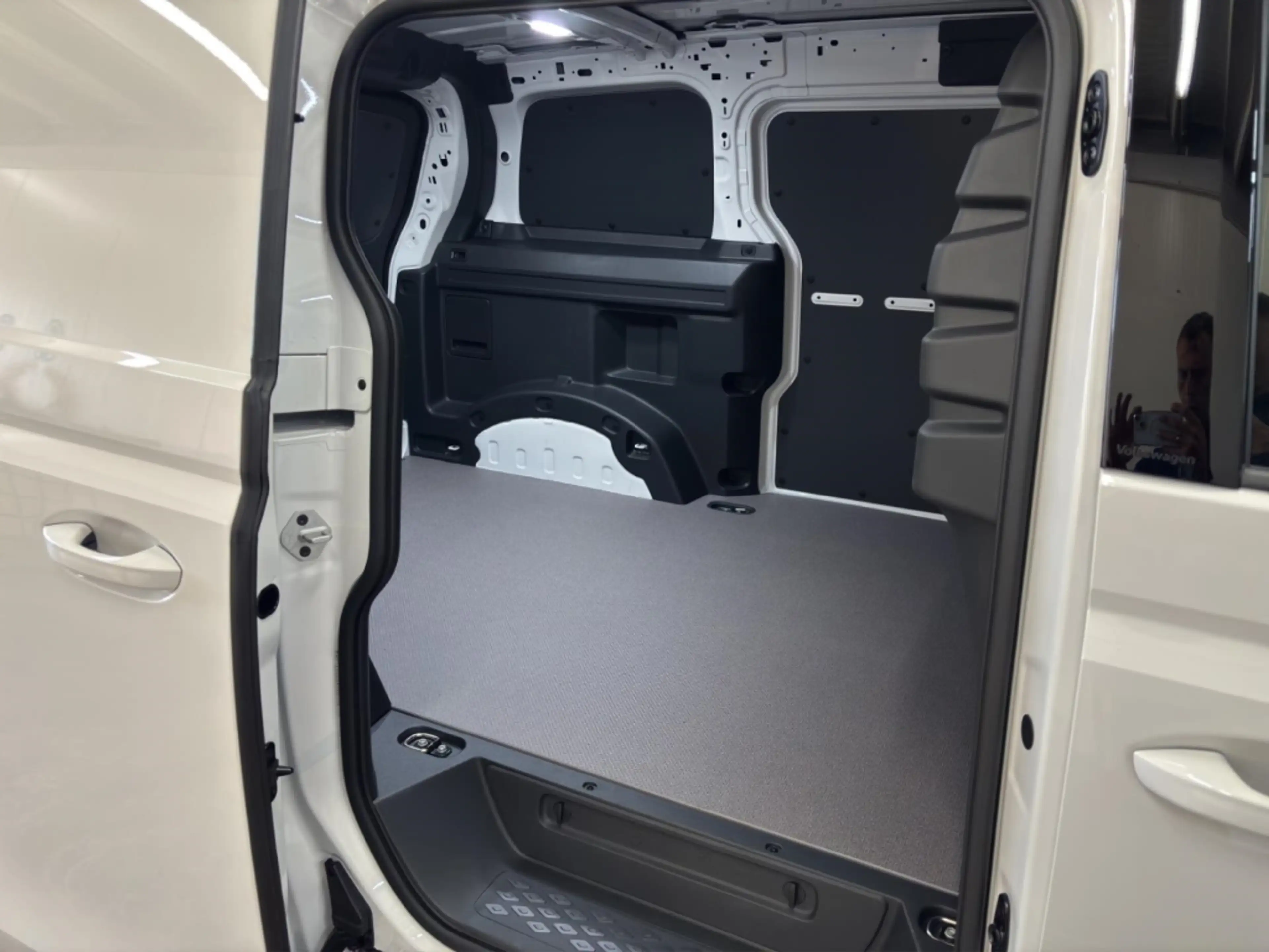 Volkswagen ID. Buzz Cargo Pro Motor  210 kW (286 PS) 79 kWh Getriebe: 1-Gang — photo 14