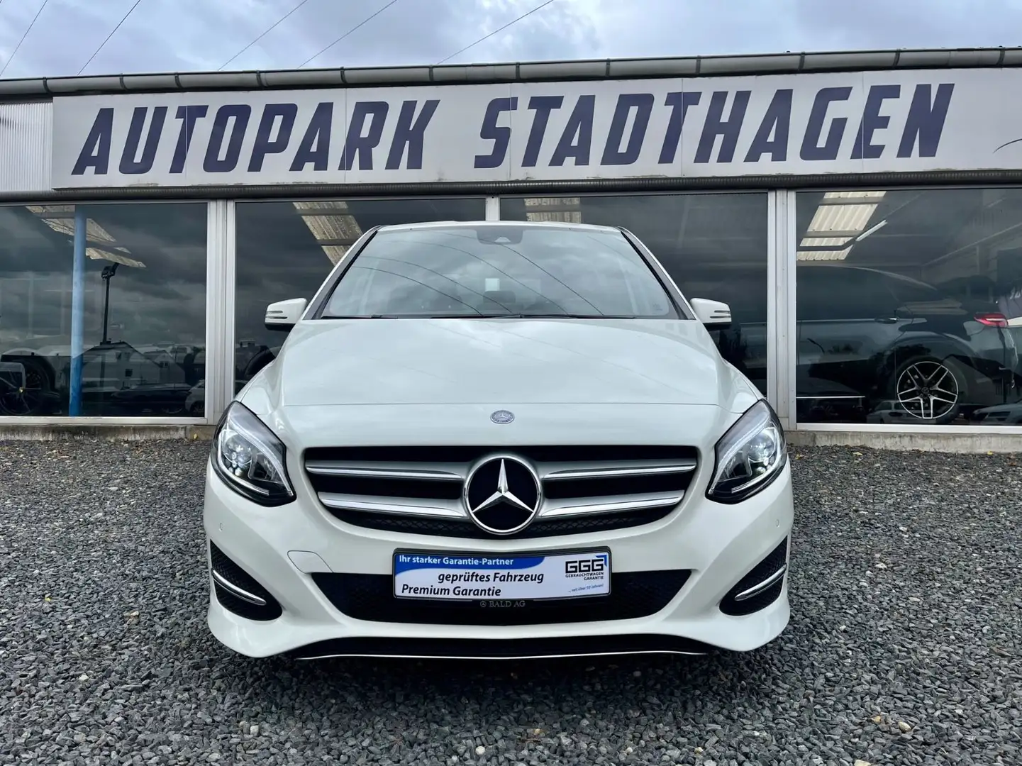 Mercedes-Benz B 180 Urban AHK/LEDER/NAVI/PDC/LED HIGH PERFORM. Weiß - 2