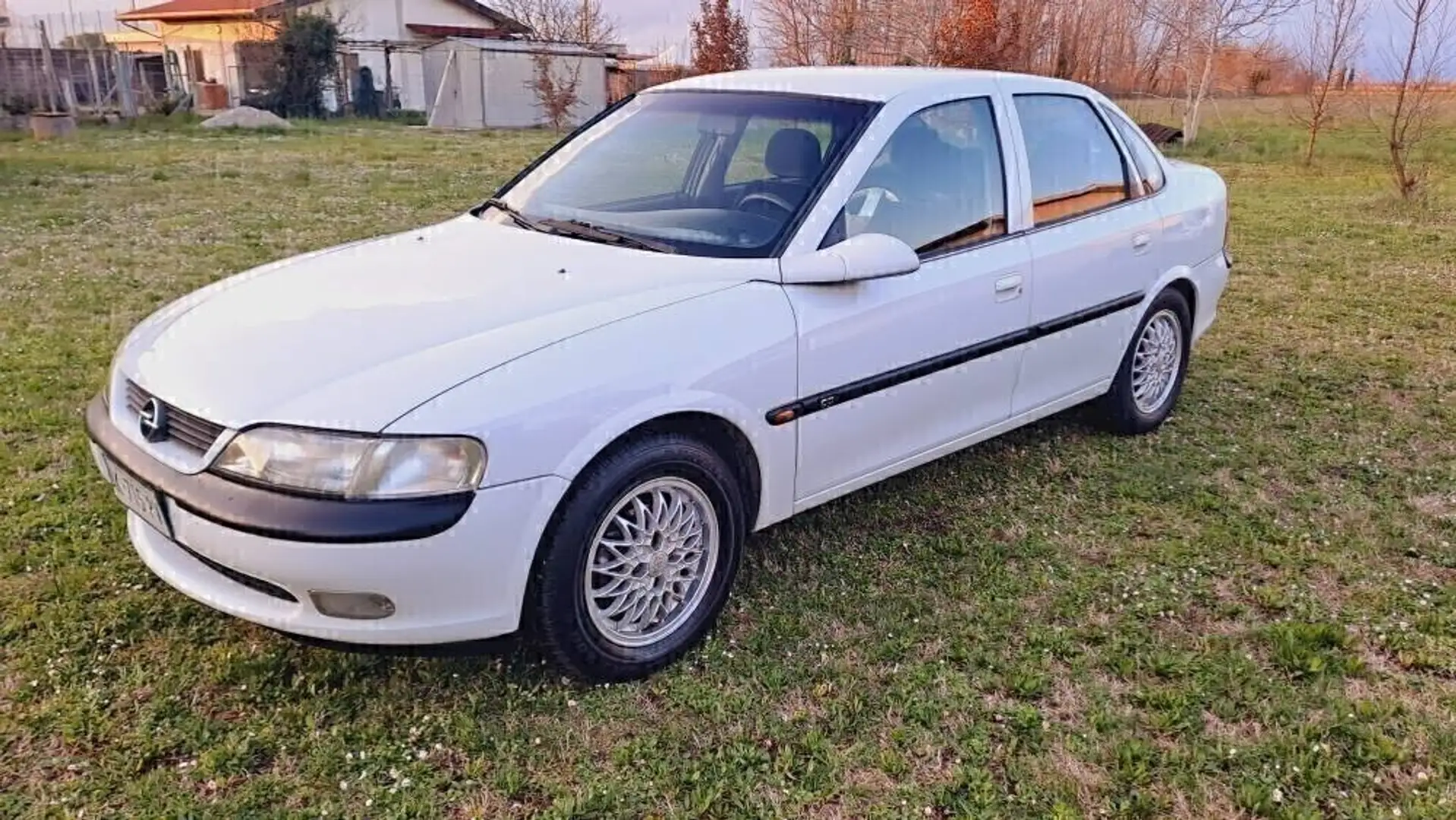 Opel Vectra 1.8i 16V cat 4 porte CD Bianco - 1