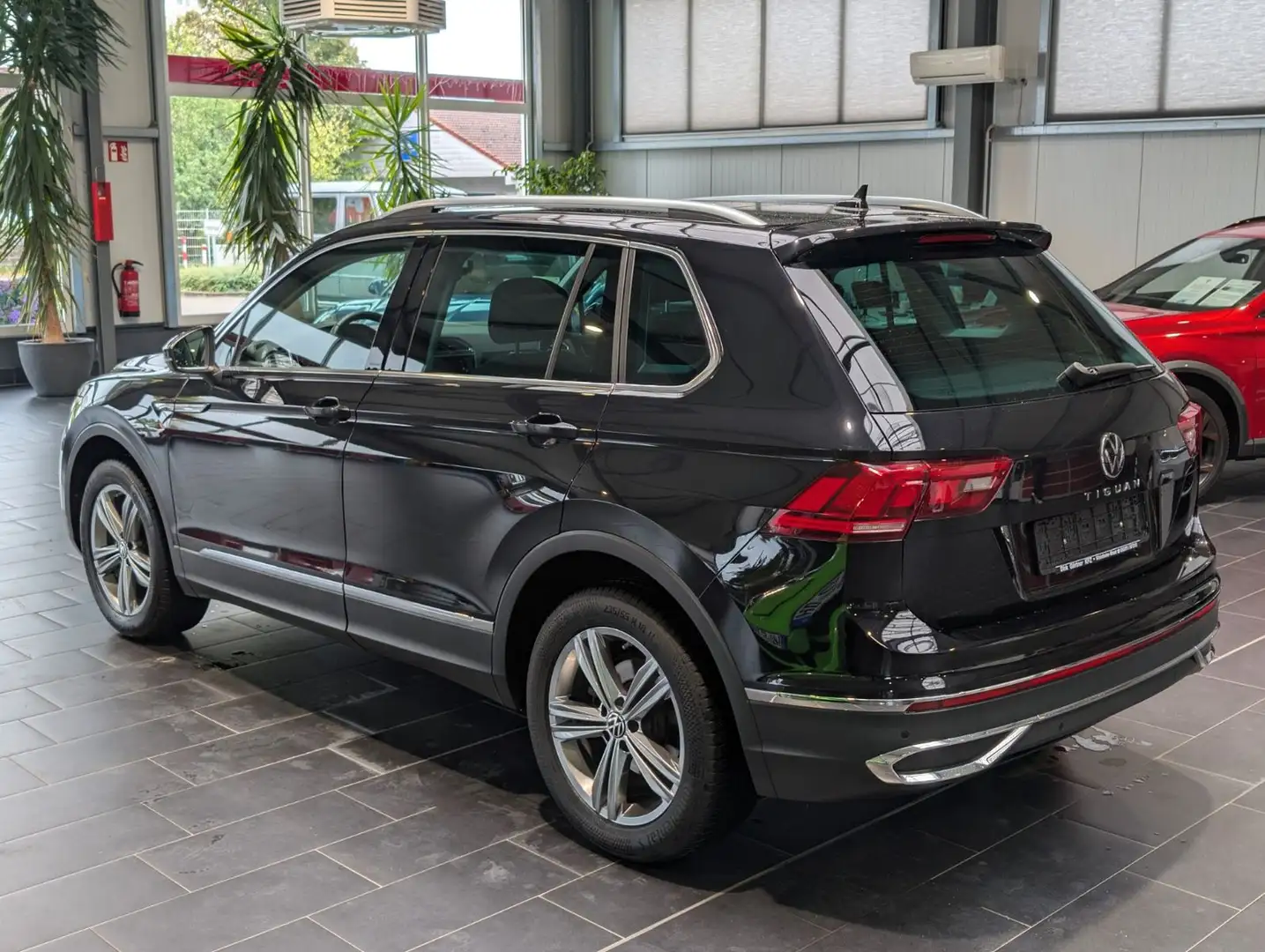 Volkswagen Tiguan 2.0 TDI SCR 4MOTION DSG Elegance Zwart - 2