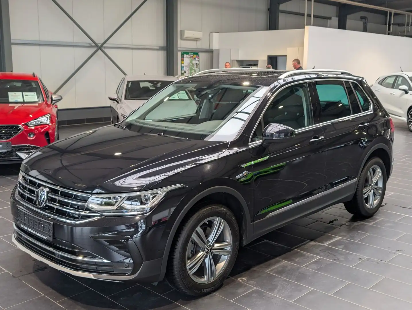 Volkswagen Tiguan 2.0 TDI SCR 4MOTION DSG Elegance Zwart - 1