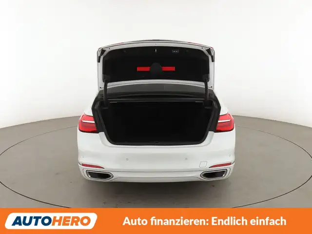 BMW 7 Series view 17