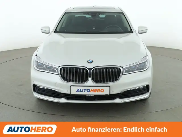 BMW 7 Series view 9