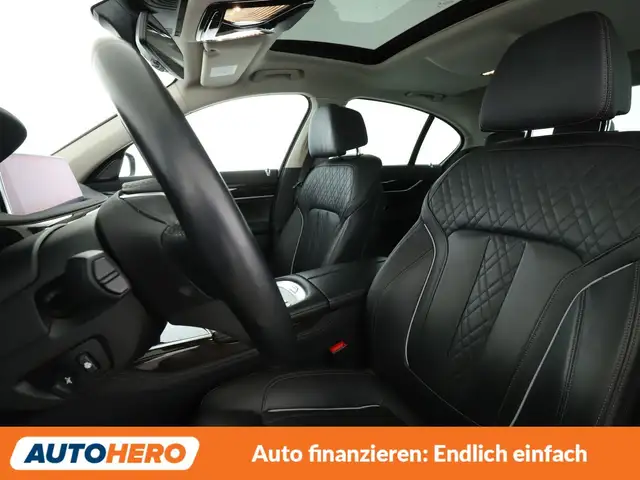 BMW 7 Series view 10