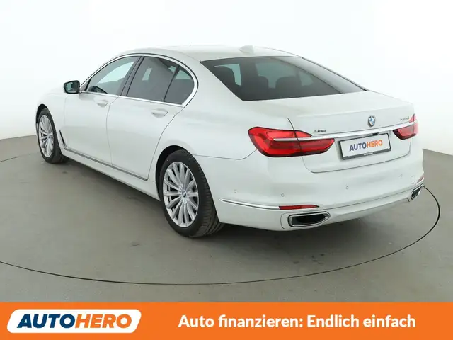 BMW 7 Series view 4