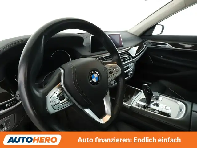 BMW 7 Series view 11