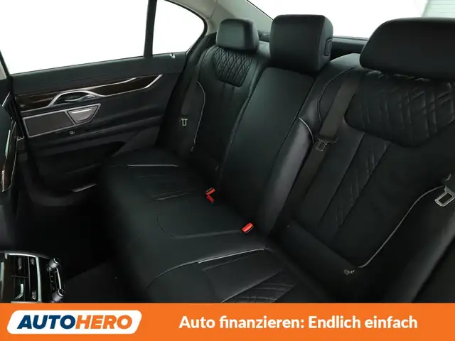 BMW 7 Series view 14