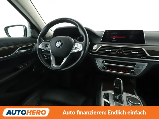 BMW 7 Series view 13