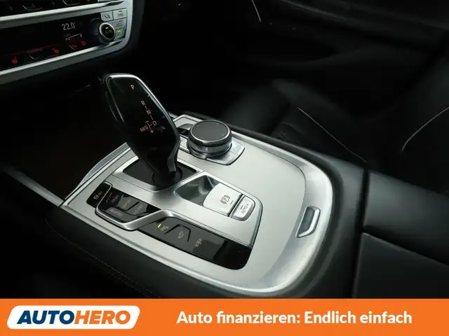 BMW 7 Series view 25