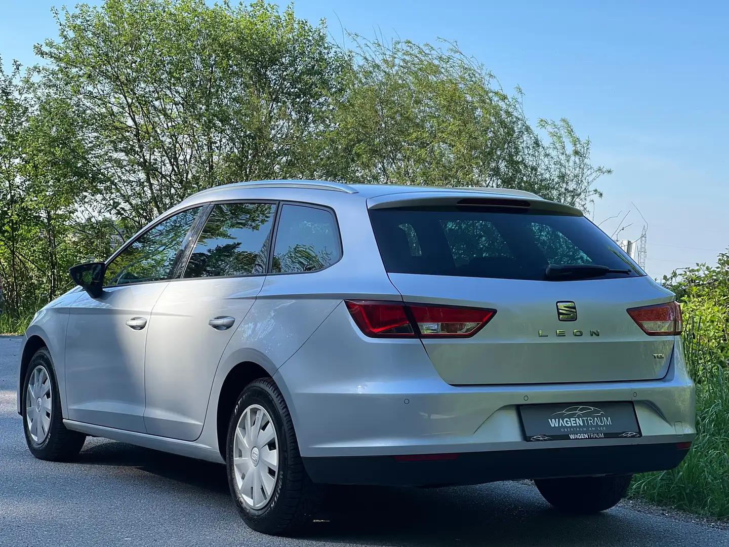 SEAT Leon Leon ST Executive 1,6 TDI*DSG*SHZ*PDC*NAVI*SPURH.* Silber - 2