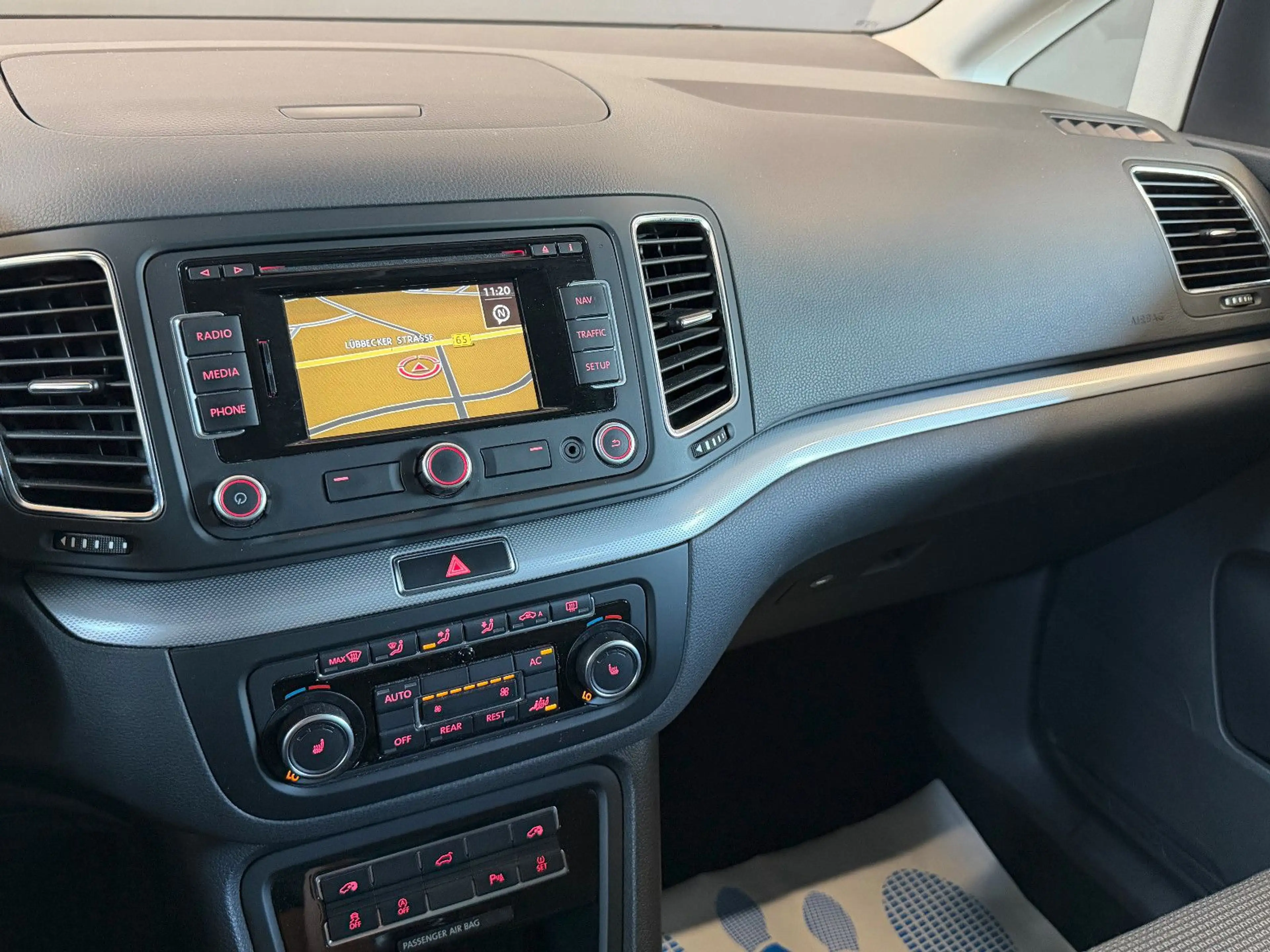 Volkswagen Sharan 2.0 Comfortline/AHK/NAVI/1.HAND/7-SITZER — photo 13