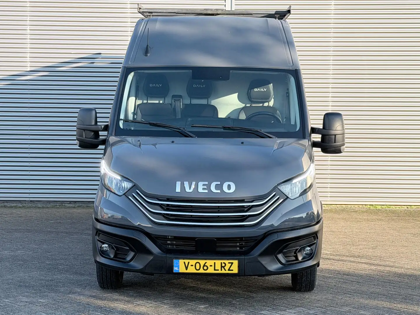 Iveco Daily 35C18HV 3.0 410L H3 Imperiaal/ Clima/ Navi/ Trekha Grijs - 2