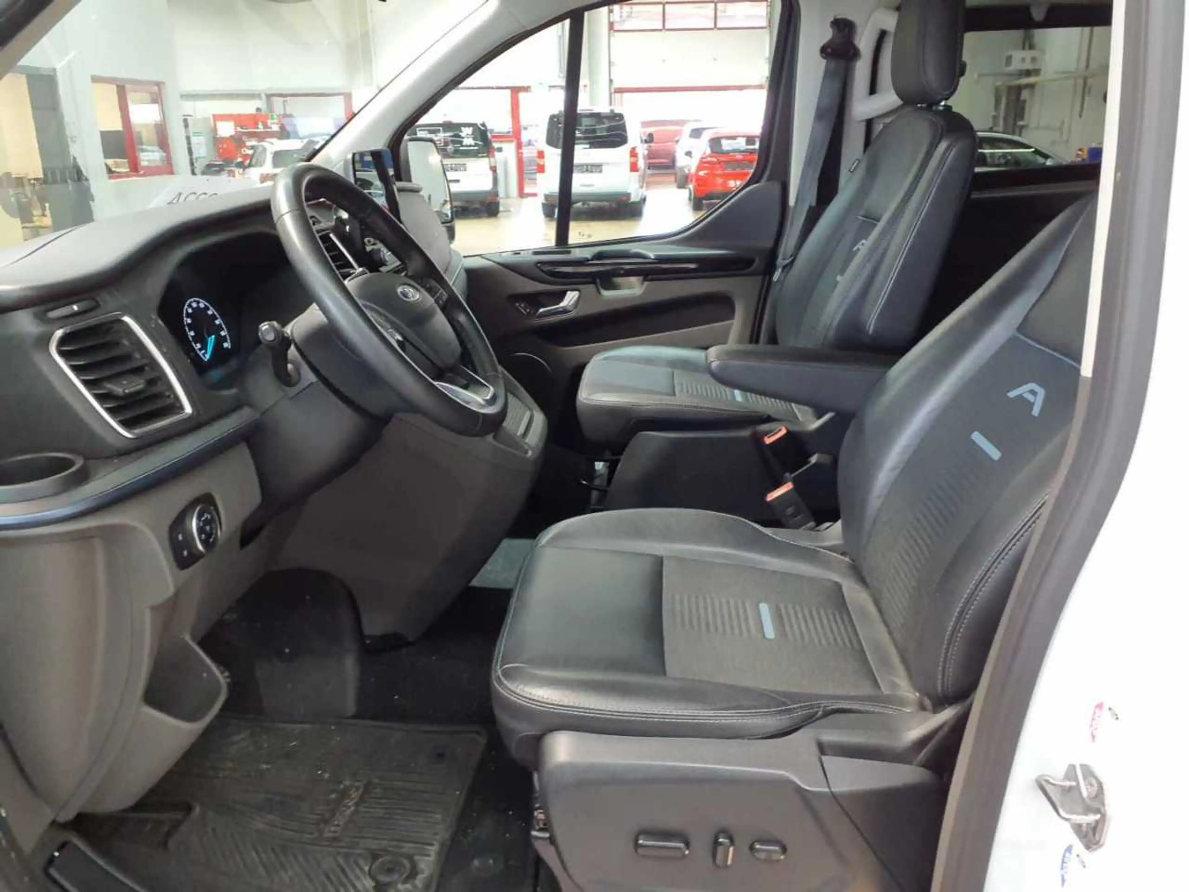 Ford Tourneo Tourneo Custom 320 L1H1 VA Autm. Active 8-Si — photo 8