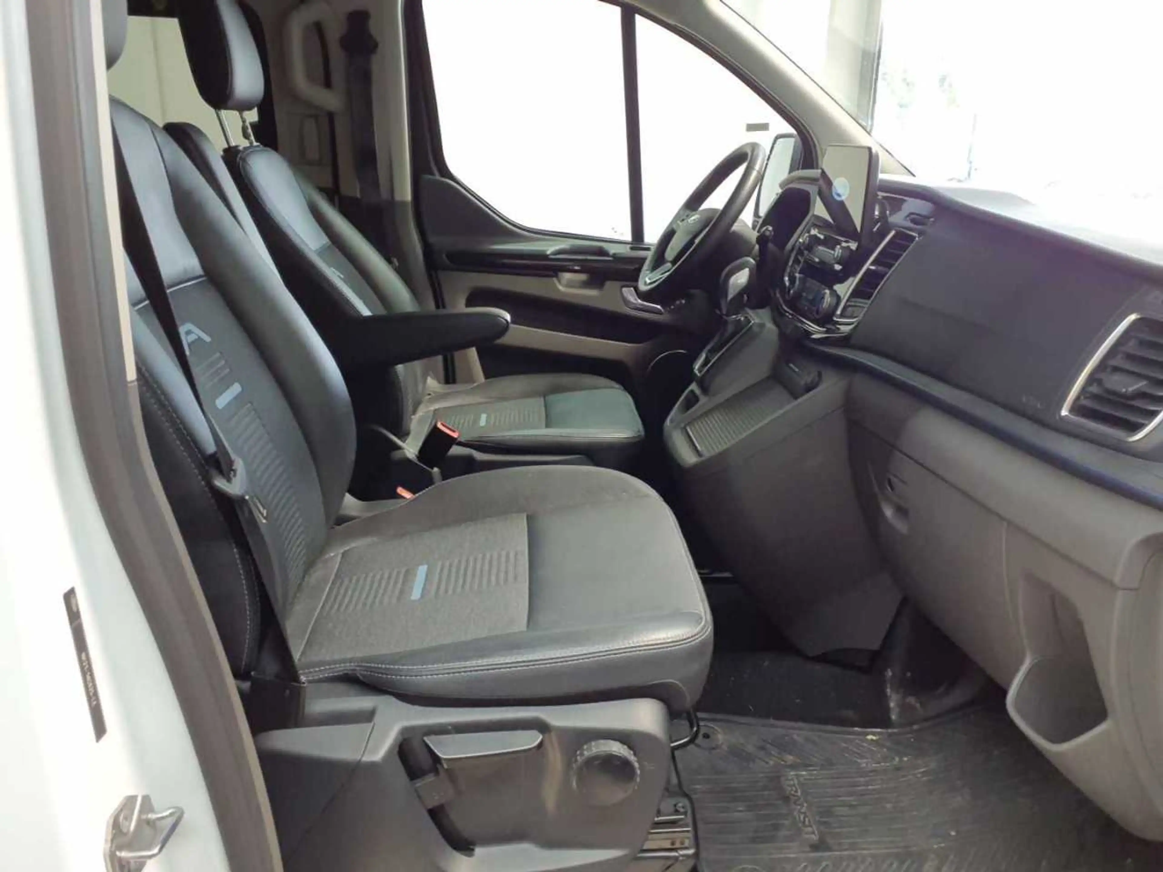 Ford Tourneo Tourneo Custom 320 L1H1 VA Autm. Active 8-Si — photo 7