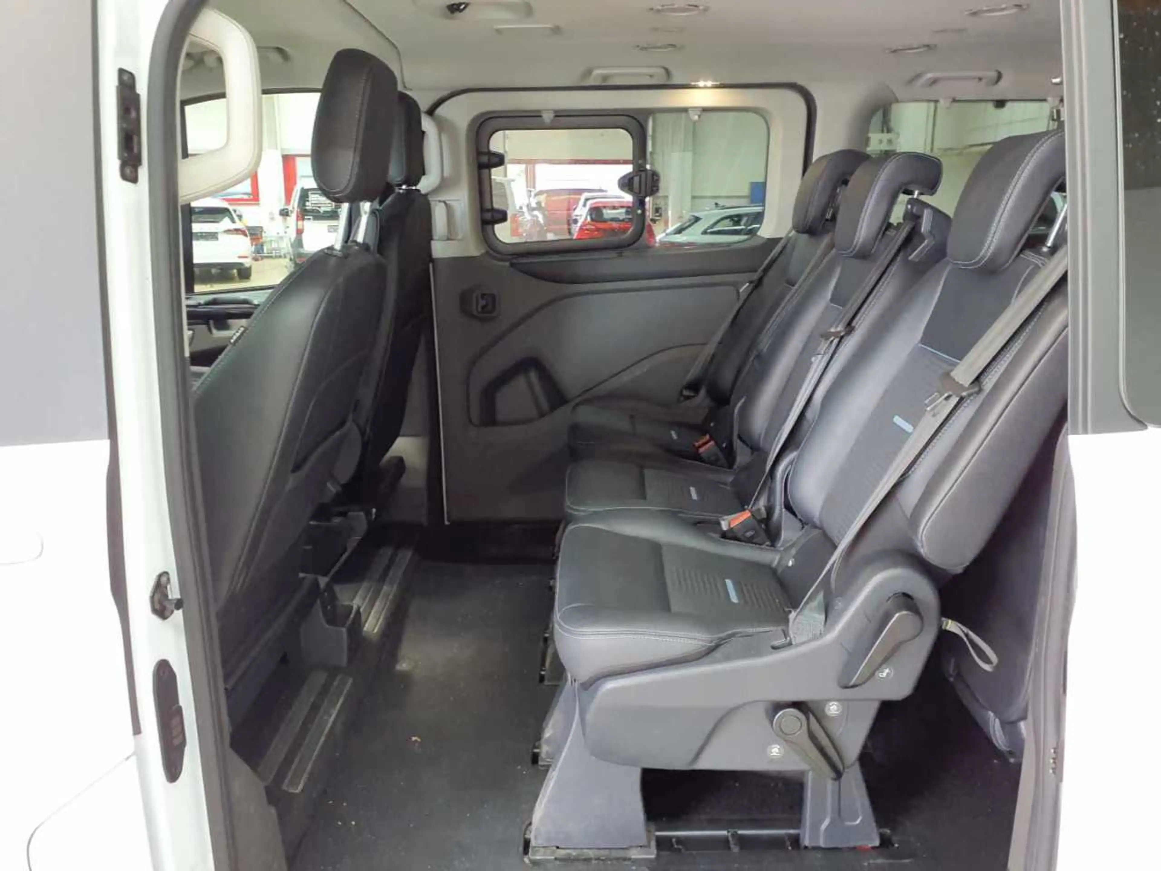 Ford Tourneo Tourneo Custom 320 L1H1 VA Autm. Active 8-Si — photo 14