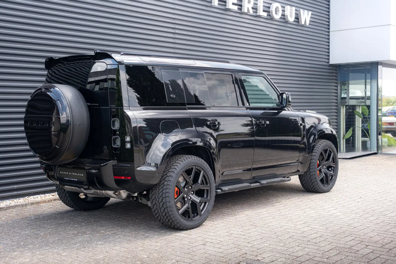 Land Rover Defender 2.0 P300e 110 X-Dynamic HSE / Santorini Black / Eb Schwarz - 2