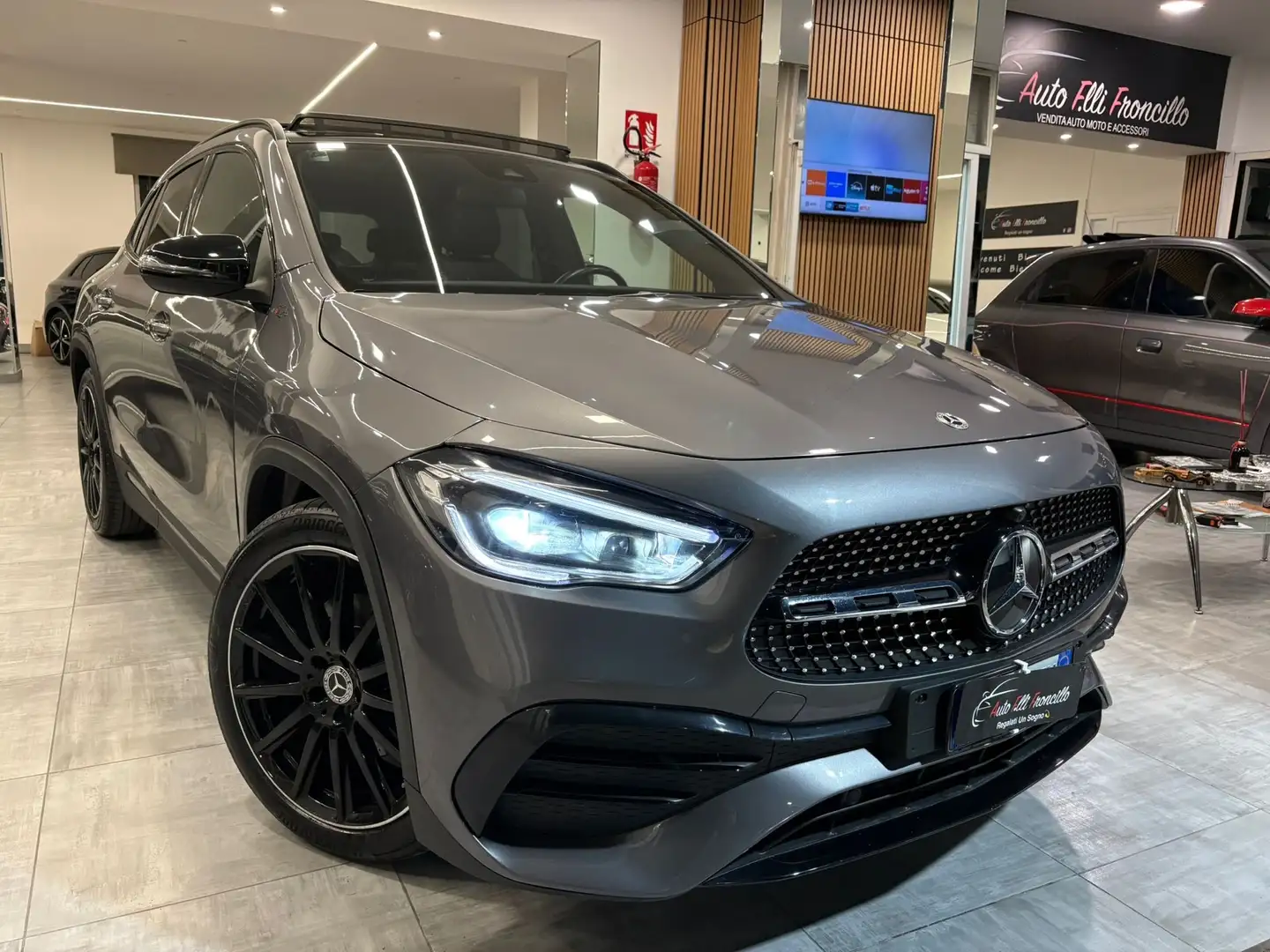 Mercedes-Benz GLA 200 d Premium auto Grau - 1