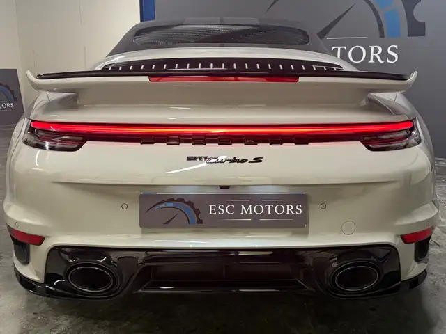 Porsche 911 view 8