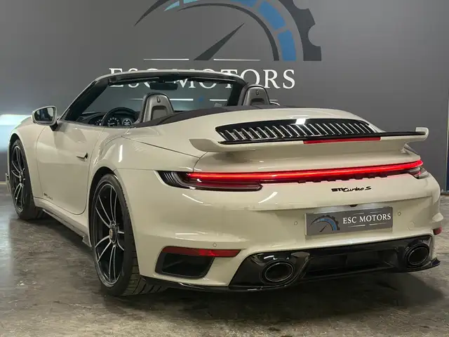 Porsche 911 view 7