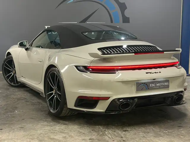 Porsche 911 view 9