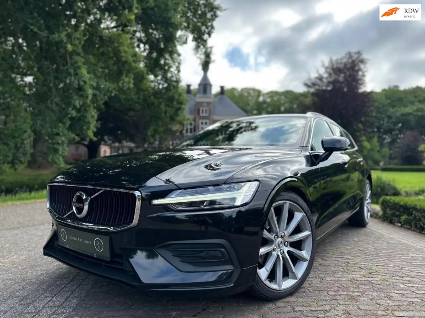 Volvo V60 2.0 T4 | AutoPilot | Bliss | Camera | All Seasons Zwart - 1