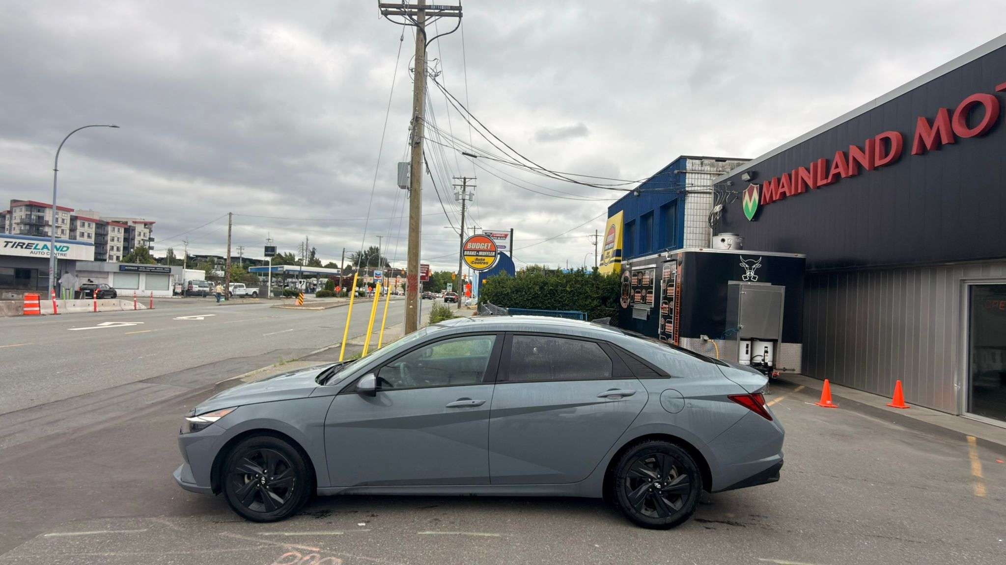 2022 Hyundai Elantra — view 7