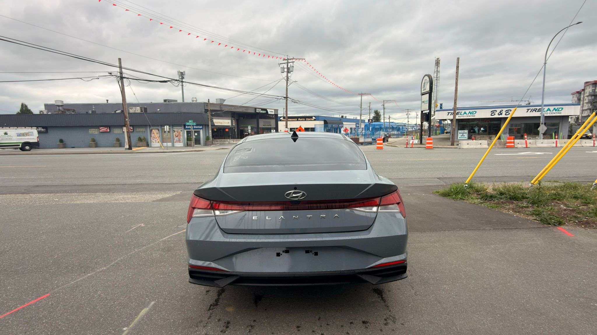 2022 Hyundai Elantra — view 5