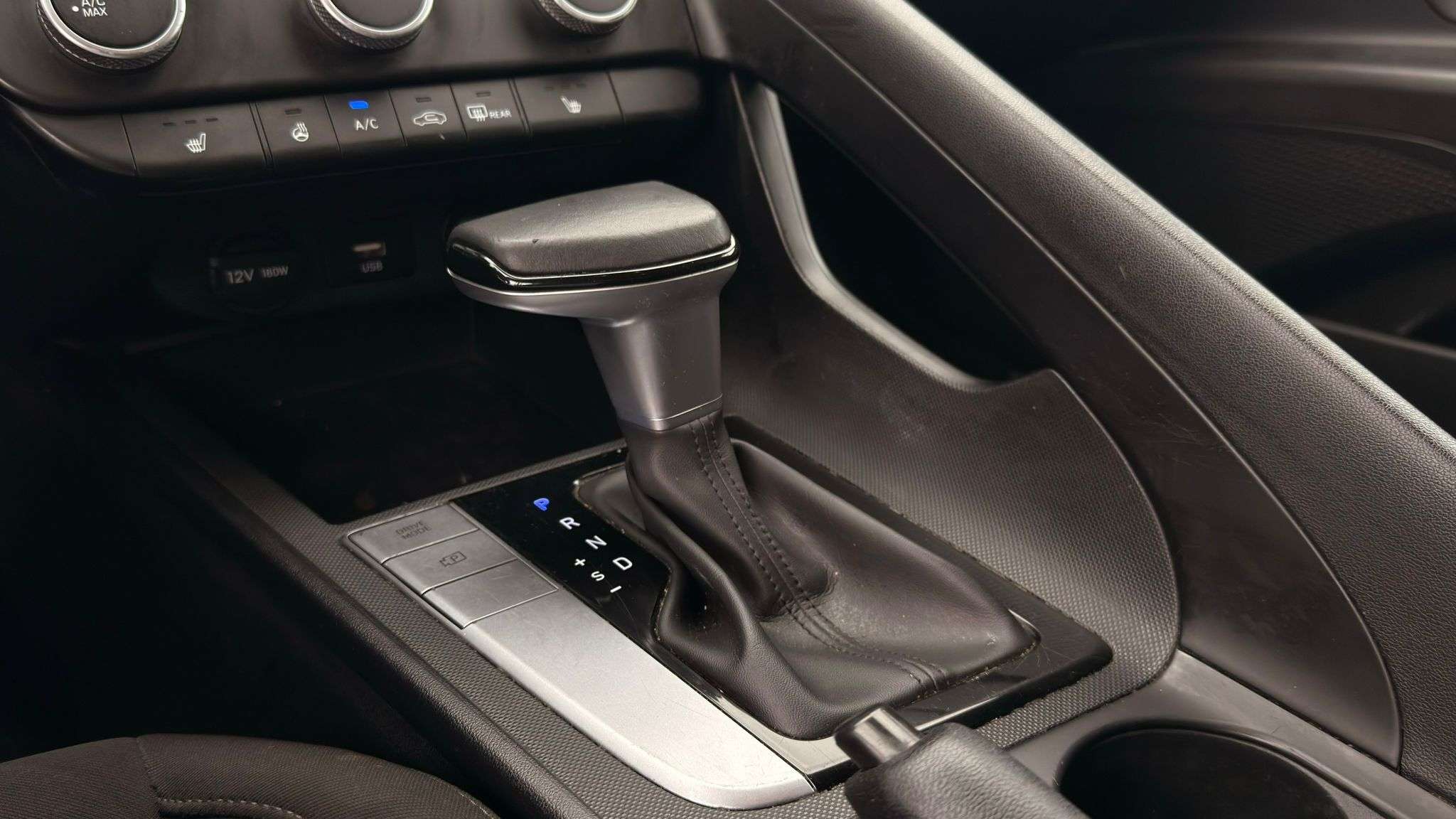 2022 Hyundai Elantra — view 12