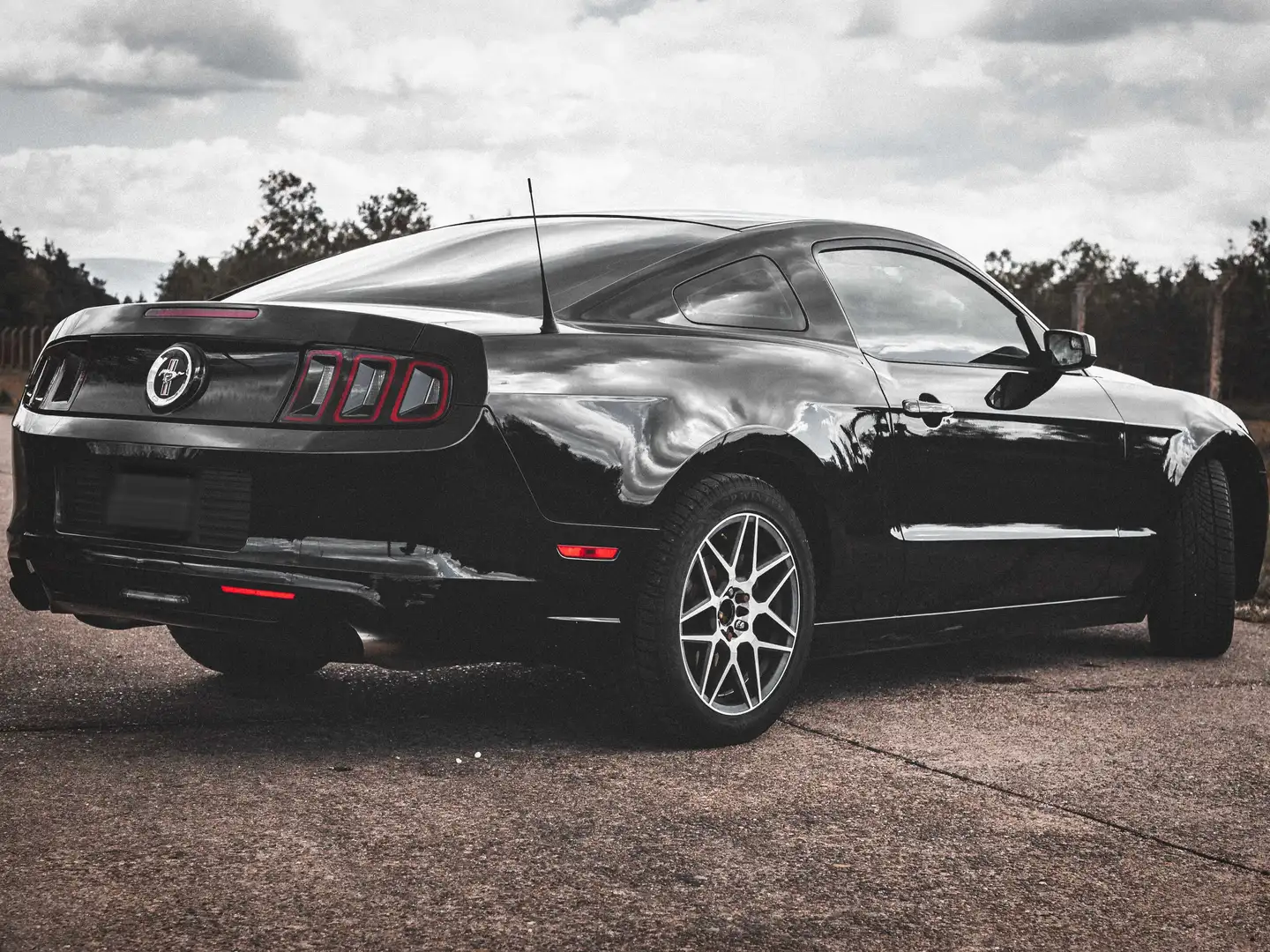 Ford Mustang 2013 V6 Schwarz - 2