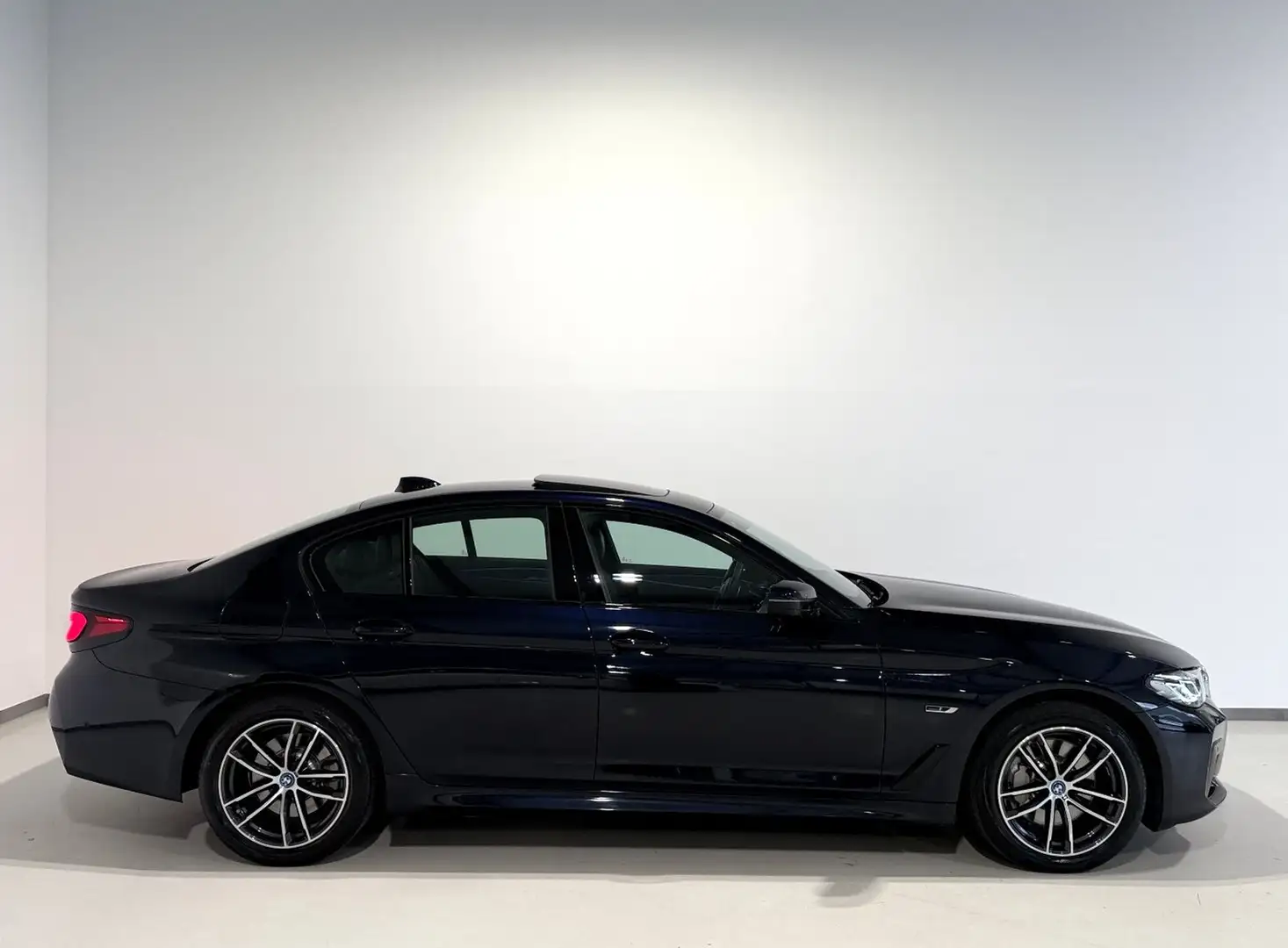 BMW 530 e xDrive G30 LCI Aut/M-Sport/Schiebedach/HEAD-UP Schwarz - 2