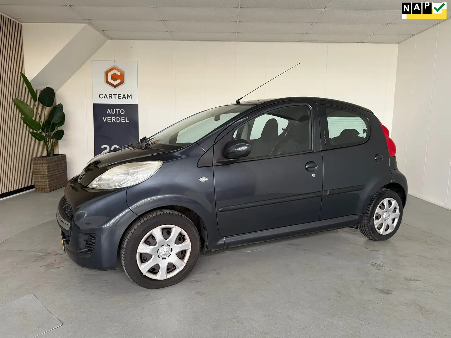 Peugeot 107 1.0-12V Urban Move Airco Grigio - 1