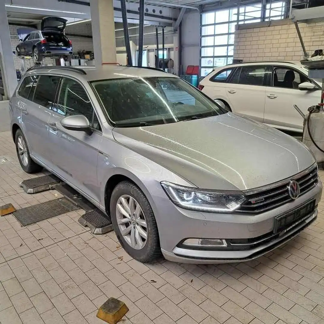 Volkswagen Passat Variant 4Motion 2.0 TDI DSG°MATRIX°AHK Silber - 2