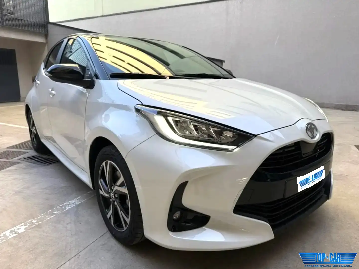 Toyota Yaris 1.5 VVT iE Hybrid Trend Pack 116CV TELECAMERA POST Bianco - 2